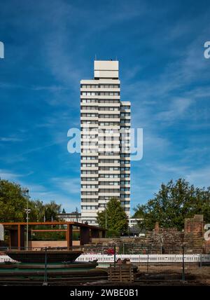 Ein atemberaubender Blick auf die Gebäude in Kaiserslautern an einem sonnigen Tag Stockfoto