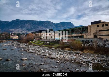 Ein atemberaubender Blick auf die Gebäude in der charmanten Stadt Meran, Südtirol, Italien Stockfoto