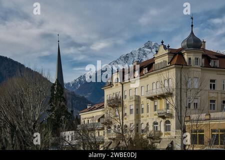 Ein atemberaubender Blick auf die Gebäude in der charmanten Stadt Meran, Südtirol, Italien Stockfoto