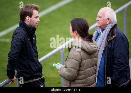 Oliva, Spanien. Januar 2024. Gents Arzt Jens de Decker, Gents Mentaltrainerin Eva Maenhout und Gents Vorsitzender Ivan de Witte wurden am Mittwoch, den 10. Januar 2024, während des Wintertrainings der belgischen Fußballmannschaft KAA Gent in Oliva, Spanien, vorgestellt. BELGA FOTO JASPER JACOBS Credit: Belga News Agency/Alamy Live News Stockfoto