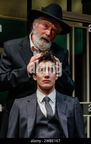 Arcola Theatre, London, Großbritannien. Januar 2024. Two's Company inszeniert einen Fotoaufruf für ein vergessenes jüdisches Meisterwerk, „Don't Destroy Me“, eine zärtliche und aufschlussreiche Geschichte über jüdische Flüchtlinge in London der Nachkriegszeit. Don't Destroy Me Produktion läuft im Arcola Theater bis zum 3. Februar, wo Nicholas Day als Rabbi und Eddie Boyce als Sammy anstarrt. Foto: Amanda Rose/Alamy Live News Stockfoto