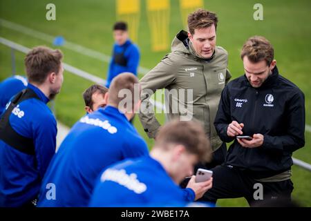 Oliva, Spanien. Januar 2024. Gents körperlicher Trainer Stijn Matthys und Gents Arzt Jens de Decker wurden am Mittwoch, den 10. Januar 2024 in Oliva, Spanien, während des Wintertrainings der belgischen Fußballmannschaft KAA Gent, dargestellt. BELGA FOTO JASPER JACOBS Credit: Belga News Agency/Alamy Live News Stockfoto