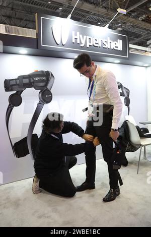 Las Vegas, Usa. Januar 2024. Ein Teilnehmer probiert das Hypershell GOX Exoskelett während der International CES 2024 im Venetian Convention Center in Las Vegas, Nevada am Dienstag, den 9. Januar 2024. Foto: James Atoa/UPI Credit: UPI/Alamy Live News Stockfoto