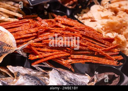 Getrockneter Fisch in einem Supermarkt. Bier-Snack. Stockfoto