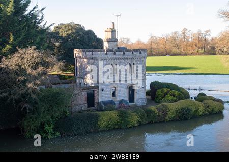 Windsor, Berkshire, Großbritannien. Januar 2024. Eine Lodge in Windsor Castle, umgeben von Hochwasser. Teile des Geländes von Windsor Castle und des Crown Estate in Windsor, Berkshire, sind nach dem Platzen der Themse überflutet. Für die Themse bei Windsor ist weiterhin ein Hochwasseralarm vorhanden. Quelle: Maureen McLean/Alamy Live News Stockfoto