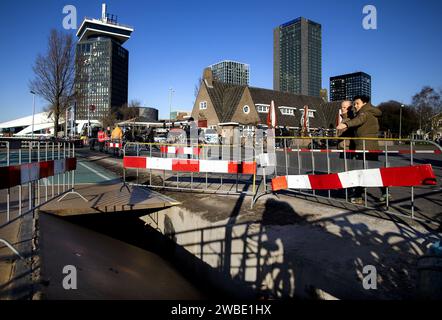 AMSTERDAM - 10.01.2024, AMSTERDAM - ein Teil des Anlegeplatzes für die Fähre auf dem Buiksloterweg hat sich gelöst. Fähren fahren daher vom Amsterdamer Hauptbahnhof nach IJplein. ANP RAMON VAN FLYMEN niederlande aus - belgien aus Stockfoto