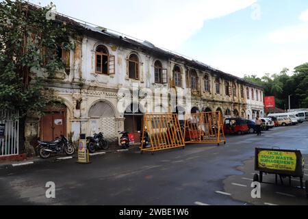 Alte Kolonialgebäude in der Innenstadt von Kandy, Sri Lanka Stockfoto