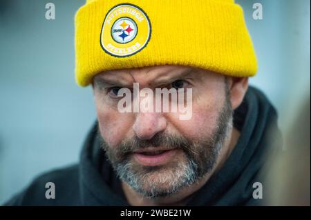 Washington, Usa. November 2023. US-Senator John Fetterman (Demokrat von Pennsylvania) spricht mit Reportern in der U-Bahn des Senats während einer Abstimmung im US-Kapitol in Washington, DC am Dienstag, den 9. Januar 2024. Foto: Rod Lamkey/CNP/ABACAPRESS.COM Credit: Abaca Press/Alamy Live News Stockfoto