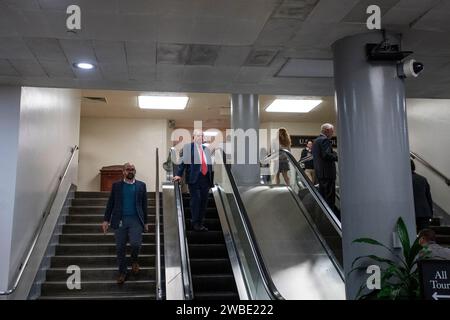 Washington, Usa. Januar 2024. Der US-Senator Bob Menendez (Demokrat von New Jersey) läuft während einer Abstimmung im US-Kapitol in Washington, DC am Dienstag, den 9. Januar 2024 durch die U-Bahn des Senats. Foto: Rod Lamkey/CNP/ABACAPRESS.COM Credit: Abaca Press/Alamy Live News Stockfoto