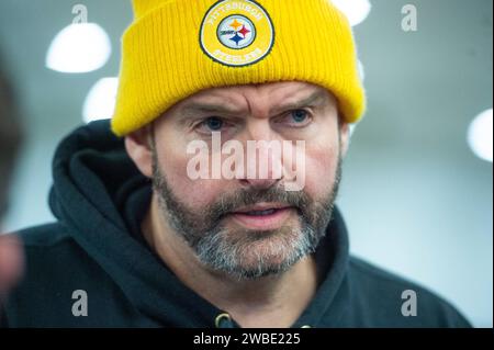Washington, Usa. November 2023. US-Senator John Fetterman (Demokrat von Pennsylvania) spricht mit Reportern in der U-Bahn des Senats während einer Abstimmung im US-Kapitol in Washington, DC am Dienstag, den 9. Januar 2024. Foto: Rod Lamkey/CNP/ABACAPRESS.COM Credit: Abaca Press/Alamy Live News Stockfoto