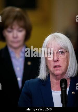 Washington, Usa. Januar 2024. Der US-Senator Patty Murray (Demokrat von Washington) hält am Dienstag, den 9. Januar 2024, auf der Pressekonferenz der Demokraten im Ohio Clock Corridor im Kapitol der Vereinigten Staaten in Washington, DC, Stellung. Foto: Rod Lamkey/CNP/ABACAPRESS.COM Credit: Abaca Press/Alamy Live News Stockfoto