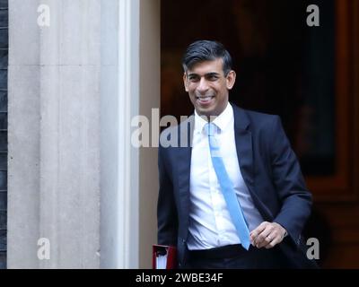 London, Großbritannien. Januar 2024. Der britische Premierminister Rishi Sunak verlässt die Downing Street 10, um an den wöchentlichen Fragen des Premierministers der PMQ im Parlament teilzunehmen. Quelle: Uwe Deffner/Alamy Live News Stockfoto