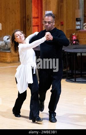 Krishnan Guru Murthy und Jowita Przystal während der Proben in einem Londoner Tanzstudio vor der Eröffnung der Strictly Come Dancing Live UK Tour, die ihre 30-tägige Tour am 19. Januar beginnt. Bilddatum: Mittwoch, 10. Januar 2024. Stockfoto