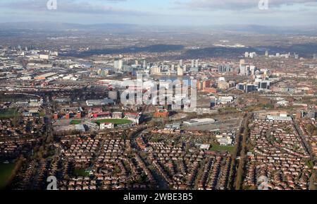 Luftaufnahme des Old Trafford District von Manchester mit dem Stadtgebiet Firswood im unmittelbaren Vordergrund und Salford in der Ferne Stockfoto