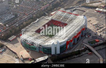 Bis heute (2024) aus der Vogelperspektive des Old Trafford Football Stadions von Manchester United Stockfoto