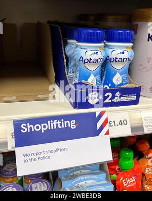 London, Großbritannien. Oktober 2023. Image © lizenziert für Parsons Media. 10/01/2024. London, Vereinigtes Königreich. Aptamil Formula Milchpreis Reduziert. Danone wird den Preis für den Verkauf von Aptamil Babynahrung an Einzelhändler ab Montag um bis zu 7 % senken, nachdem die Hersteller kritisiert wurden, britische Familien „ausbeuten“ zu wollen. Foto: andrew parsons/Alamy Live News Stockfoto