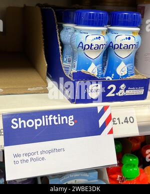 London, Großbritannien. Oktober 2023. Image © lizenziert für Parsons Media. 10/01/2024. London, Vereinigtes Königreich. Aptamil Formula Milchpreis Reduziert. Danone wird den Preis für den Verkauf von Aptamil Babynahrung an Einzelhändler ab Montag um bis zu 7 % senken, nachdem die Hersteller kritisiert wurden, britische Familien „ausbeuten“ zu wollen. Foto: andrew parsons/Alamy Live News Stockfoto