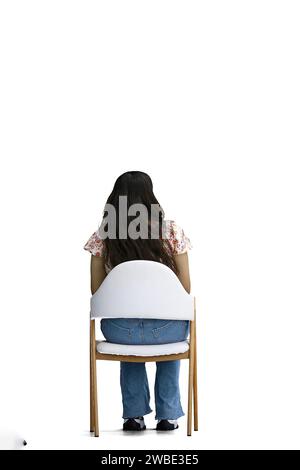 Eine Frau, auf weißem Hintergrund, in voller Länge, auf einem Stuhl sitzend, Rückansicht Stockfoto