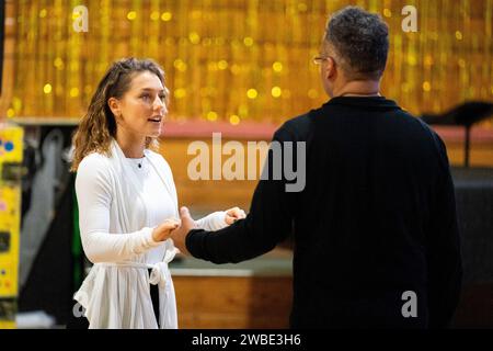 Krishnan Guru Murthy und Jowita Przystal während der Proben in einem Londoner Tanzstudio vor der Eröffnung der Strictly Come Dancing Live UK Tour, die ihre 30-tägige Tour am 19. Januar beginnt. Bilddatum: Mittwoch, 10. Januar 2024. Stockfoto