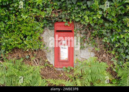 Altmodischer, an der Wand montierter roter Briefkasten, Penberth, Cornwall, Großbritannien - John Gollop Stockfoto