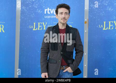 Victor Clavijo nimmt am 10. Januar 2024 in Madrid am Madrider Fotogespräch für „La Ley Del Mar“ in Torrespaña Teil. Stockfoto