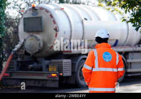 Ein Tanker pumpt überschüssiges Abwasser aus der Abwasserpumpstation Lightlands Lane in Cookham, Berskhire, das nach den jüngsten starken Regenfällen überschwemmt wurde. Das Wasserunternehmen Thames Water entschuldigte sich bei den Einwohnern und sagte: „Leider waren die Hochwasserschutzanlagen neben der Abwasser-Pumpstation Lightlands Lane nach den jüngsten starken Regenfällen überfordert. „Dies führte zu einem Hochwasser des Standorts und beeinträchtigte unsere Fähigkeit, Abwasser aus nahe gelegenen Anlagen zu pumpen. Unsere Ingenieure werden die notwendigen Reparaturen dort durchführen, wo dies sicher möglich ist.“ Thames Water fügte hinzu, dass es Tanker verwendet, um überschüssiges Abwasser zu entfernen, um die r Stockfoto