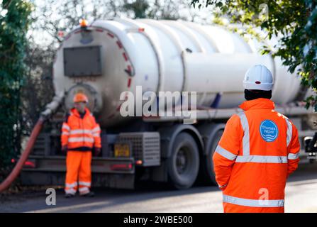 Ein Tanker pumpt überschüssiges Abwasser aus der Abwasserpumpstation Lightlands Lane in Cookham, Berskhire, das nach den jüngsten starken Regenfällen überschwemmt wurde. Das Wasserunternehmen Thames Water entschuldigte sich bei den Einwohnern und sagte: „Leider waren die Hochwasserschutzanlagen neben der Abwasser-Pumpstation Lightlands Lane nach den jüngsten starken Regenfällen überfordert. „Dies führte zu einem Hochwasser des Standorts und beeinträchtigte unsere Fähigkeit, Abwasser aus nahe gelegenen Anlagen zu pumpen. Unsere Ingenieure werden die notwendigen Reparaturen dort durchführen, wo dies sicher möglich ist.“ Thames Water fügte hinzu, dass es Tanker verwendet, um überschüssiges Abwasser zu entfernen, um die r Stockfoto