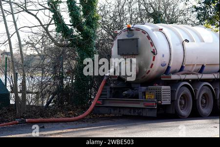 Ein Tanker pumpt überschüssiges Abwasser aus der Abwasserpumpstation Lightlands Lane in Cookham, Berskhire, das nach den jüngsten starken Regenfällen überschwemmt wurde. Das Wasserunternehmen Thames Water entschuldigte sich bei den Einwohnern und sagte: „Leider waren die Hochwasserschutzanlagen neben der Abwasser-Pumpstation Lightlands Lane nach den jüngsten starken Regenfällen überfordert. „Dies führte zu einem Hochwasser des Standorts und beeinträchtigte unsere Fähigkeit, Abwasser aus nahe gelegenen Anlagen zu pumpen. Unsere Ingenieure werden die notwendigen Reparaturen dort durchführen, wo dies sicher möglich ist.“ Thames Water fügte hinzu, dass es Tanker verwendet, um überschüssiges Abwasser zu entfernen, um die r Stockfoto