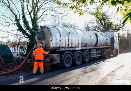 Ein Tanker pumpt überschüssiges Abwasser aus der Abwasserpumpstation Lightlands Lane in Cookham, Berskhire, das nach den jüngsten starken Regenfällen überschwemmt wurde. Das Wasserunternehmen Thames Water entschuldigte sich bei den Einwohnern und sagte: „Leider waren die Hochwasserschutzanlagen neben der Abwasser-Pumpstation Lightlands Lane nach den jüngsten starken Regenfällen überfordert. „Dies führte zu einem Hochwasser des Standorts und beeinträchtigte unsere Fähigkeit, Abwasser aus nahe gelegenen Anlagen zu pumpen. Unsere Ingenieure werden die notwendigen Reparaturen dort durchführen, wo dies sicher möglich ist.“ Thames Water fügte hinzu, dass es Tanker verwendet, um überschüssiges Abwasser zu entfernen, um die r Stockfoto