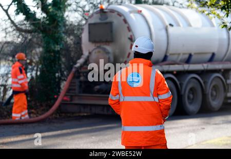 Ein Tanker pumpt überschüssiges Abwasser aus der Abwasserpumpstation Lightlands Lane in Cookham, Berskhire, das nach den jüngsten starken Regenfällen überschwemmt wurde. Das Wasserunternehmen Thames Water entschuldigte sich bei den Einwohnern und sagte: „Leider waren die Hochwasserschutzanlagen neben der Abwasser-Pumpstation Lightlands Lane nach den jüngsten starken Regenfällen überfordert. „Dies führte zu einem Hochwasser des Standorts und beeinträchtigte unsere Fähigkeit, Abwasser aus nahe gelegenen Anlagen zu pumpen. Unsere Ingenieure werden die notwendigen Reparaturen dort durchführen, wo dies sicher möglich ist.“ Thames Water fügte hinzu, dass es Tanker verwendet, um überschüssiges Abwasser zu entfernen, um die r Stockfoto