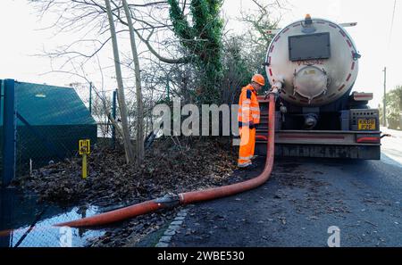 Ein Tanker pumpt überschüssiges Abwasser aus der Abwasserpumpstation Lightlands Lane in Cookham, Berskhire, das nach den jüngsten starken Regenfällen überschwemmt wurde. Das Wasserunternehmen Thames Water entschuldigte sich bei den Einwohnern und sagte: „Leider waren die Hochwasserschutzanlagen neben der Abwasser-Pumpstation Lightlands Lane nach den jüngsten starken Regenfällen überfordert. „Dies führte zu einem Hochwasser des Standorts und beeinträchtigte unsere Fähigkeit, Abwasser aus nahe gelegenen Anlagen zu pumpen. Unsere Ingenieure werden die notwendigen Reparaturen dort durchführen, wo dies sicher möglich ist.“ Thames Water fügte hinzu, dass es Tanker verwendet, um überschüssiges Abwasser zu entfernen, um die r Stockfoto