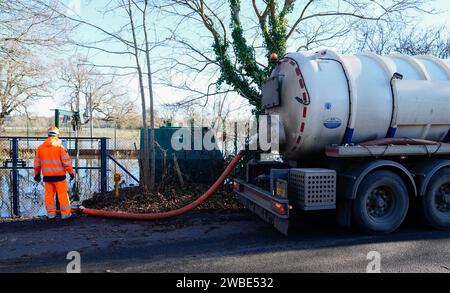 Ein Tanker pumpt überschüssiges Abwasser aus der Abwasserpumpstation Lightlands Lane in Cookham, Berskhire, das nach den jüngsten starken Regenfällen überschwemmt wurde. Das Wasserunternehmen Thames Water entschuldigte sich bei den Einwohnern und sagte: „Leider waren die Hochwasserschutzanlagen neben der Abwasser-Pumpstation Lightlands Lane nach den jüngsten starken Regenfällen überfordert. „Dies führte zu einem Hochwasser des Standorts und beeinträchtigte unsere Fähigkeit, Abwasser aus nahe gelegenen Anlagen zu pumpen. Unsere Ingenieure werden die notwendigen Reparaturen dort durchführen, wo dies sicher möglich ist.“ Thames Water fügte hinzu, dass es Tanker verwendet, um überschüssiges Abwasser zu entfernen, um die r Stockfoto