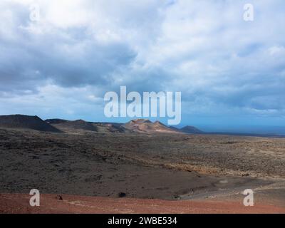 Spektakuläre Ausblicke auf die Feuerberge im Timanfaya Nationalpark, dieser einzigartigen Gegend, die vollständig aus vulkanischen Böden besteht. Lanzarote Stockfoto