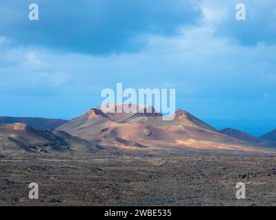 Spektakuläre Ausblicke auf die Feuerberge im Timanfaya Nationalpark, dieser einzigartigen Gegend, die vollständig aus vulkanischen Böden besteht. Lanzarote Stockfoto