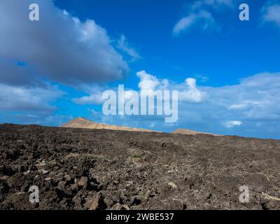 Spektakuläre Ausblicke auf die Feuerberge im Timanfaya Nationalpark, dieser einzigartigen Gegend, die vollständig aus vulkanischen Böden besteht. Lanzarote Stockfoto