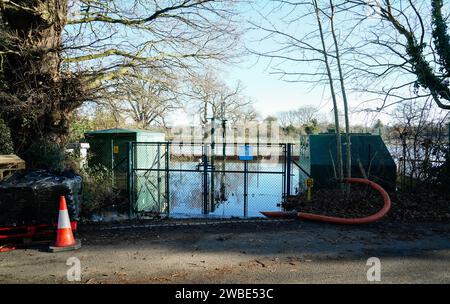 Ein Tanker pumpt überschüssiges Abwasser aus der Abwasserpumpstation Lightlands Lane in Cookham, Berskhire, das nach den jüngsten starken Regenfällen überschwemmt wurde. Das Wasserunternehmen Thames Water entschuldigte sich bei den Einwohnern und sagte: „Leider waren die Hochwasserschutzanlagen neben der Abwasser-Pumpstation Lightlands Lane nach den jüngsten starken Regenfällen überfordert. „Dies führte zu einem Hochwasser des Standorts und beeinträchtigte unsere Fähigkeit, Abwasser aus nahe gelegenen Anlagen zu pumpen. Unsere Ingenieure werden die notwendigen Reparaturen dort durchführen, wo dies sicher möglich ist.“ Thames Water fügte hinzu, dass es Tanker verwendet, um überschüssiges Abwasser zu entfernen, um die r Stockfoto