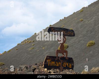 Teufelsschild am Eingang zum Timanfaya Nationalpark auf Lanzarote. Die Figur stellt einen tanzenden Teufel dar Stockfoto