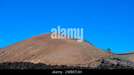 Spektakuläre Ausblicke auf die Feuerberge im Timanfaya Nationalpark, dieser einzigartigen Gegend, die vollständig aus vulkanischen Böden besteht. Lanzarote Stockfoto