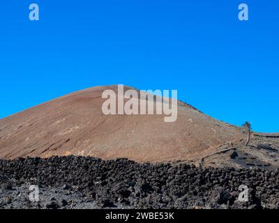 Spektakuläre Ausblicke auf die Feuerberge im Timanfaya Nationalpark, dieser einzigartigen Gegend, die vollständig aus vulkanischen Böden besteht. Lanzarote Stockfoto