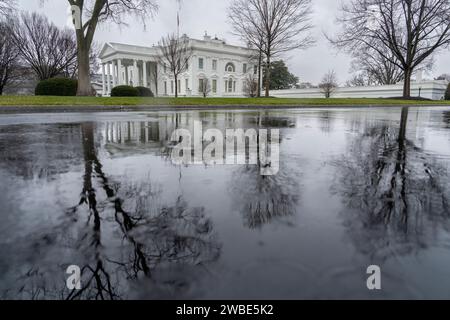 Washington, Usa. Januar 2024. Der Blick auf das Weiße Haus spiegelt sich in der Auffahrt vom 9. Januar 2024 wider. Foto: Ken Cedeno/SIPA USA Credit: SIPA USA/Alamy Live News Stockfoto