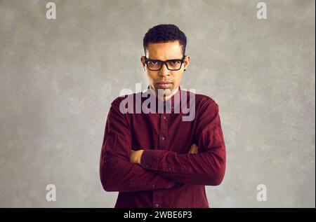 Unzufriedener mürriger dunkelhäutiger Mann ist mit den Ergebnissen unzufrieden und verlangt eine Erklärung. Stockfoto
