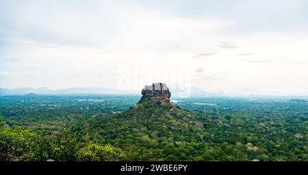 Sigiriya, Sri Lanka. Lion's Rock vom Pidurangala Berg. Festung, Tempel und Denkmal. Panoramablick auf wunderschöne Landschaft. Weltkulturerbe. Stockfoto