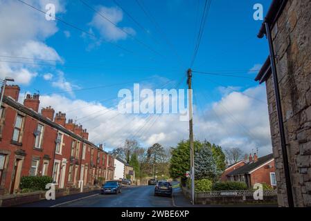 Telegrafenmast mit Telefonleitungen, Ribchester, Lancashire, Großbritannien. Stockfoto