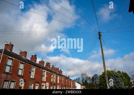 Telegrafenmast mit Telefonleitungen, Ribchester, Lancashire, Großbritannien. Stockfoto