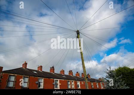 Telegrafenmast mit Telefonleitungen, Ribchester, Lancashire, Großbritannien. Stockfoto