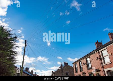 Telegrafenmast mit Telefonleitungen, Ribchester, Lancashire, Großbritannien. Stockfoto