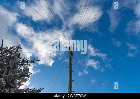 Telegrafenmast mit Telefonleitungen, Ribchester, Lancashire, Großbritannien. Stockfoto