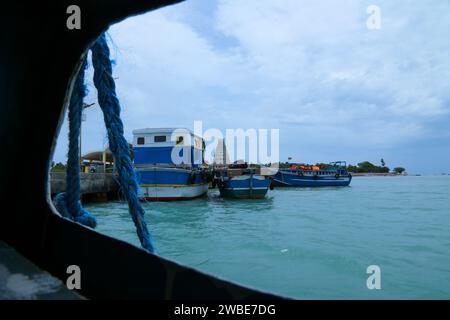 Blick aus einem Fenster mit Blick auf das natürliche Meer von einem Boot im Bezirk Jaffna, Sri Lanka Stockfoto