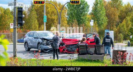 Rouyn-Noranda, Quebec, Kanada, 26. 09. 2022, Kopf-an-Kopf-Unfall mit zwei Fahrzeugen an einer Kreuzung mit Zeugen, die erste Hilfe anbieten Stockfoto