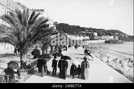 Besucher der Belle Epoque an der Küste oder am Ufer, der Promenade des Anglais, Nizza, der Côte d'Azur oder der französischen Riviera um 1890. Vintage- oder historische Schwarzweiß- oder Schwarzweiß-Fotografie. Stockfoto